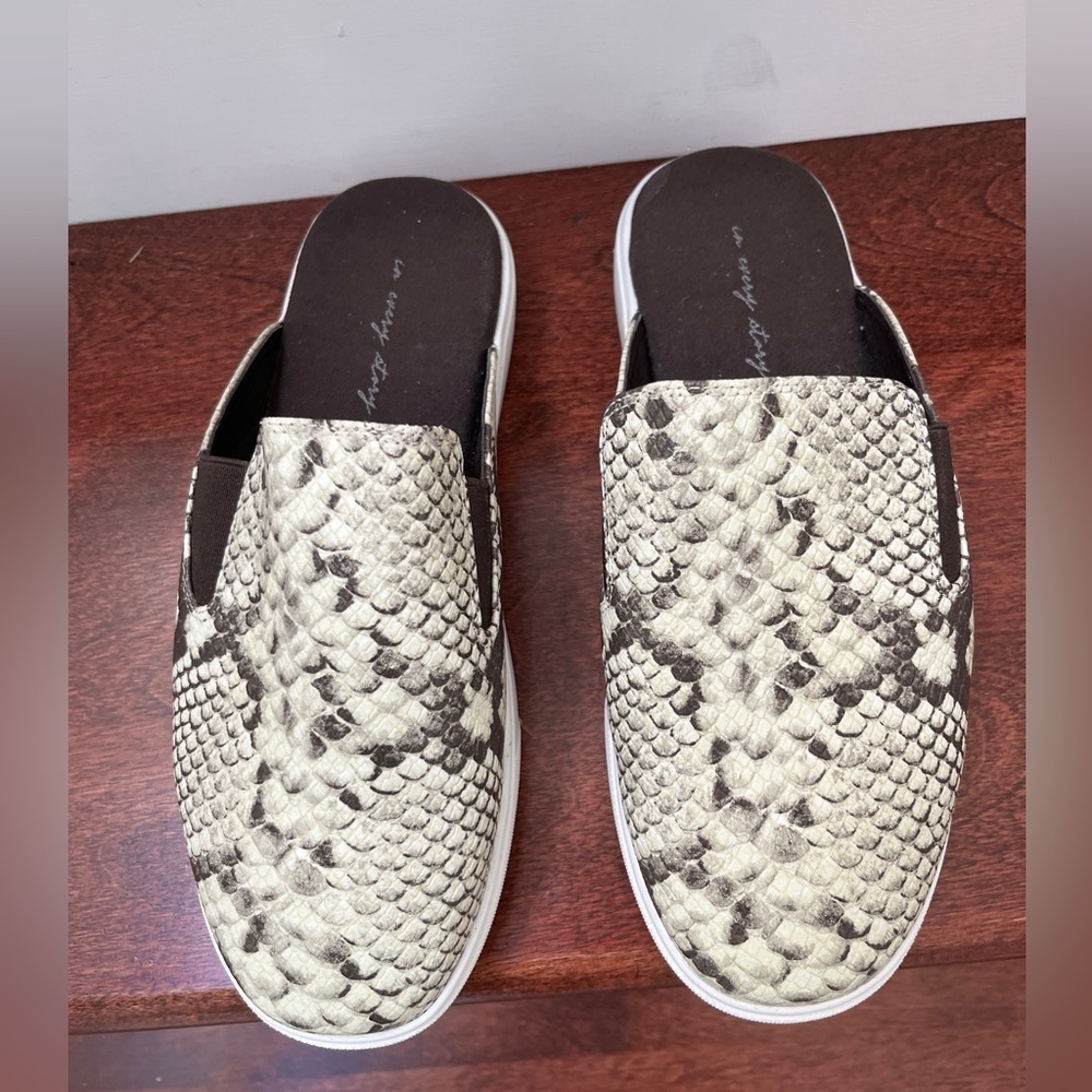 NWOT In Every Story slip on snakeskin print ladies shoes size 7